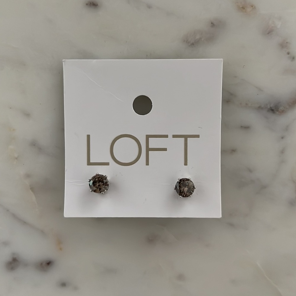 3️⃣ LOFT Grey Stone Stud Earrings- Never worn!